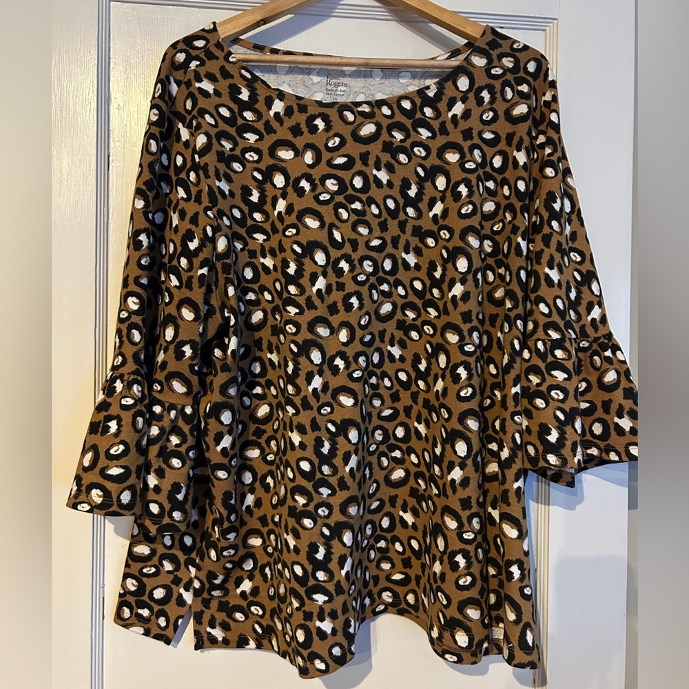 Stylish animal print women’s 2X top. Wear with a skirt or leggings. 🎀